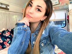 Daripada Kuliah, Gadis Cantik Ini Pilih Traveling Naik Van