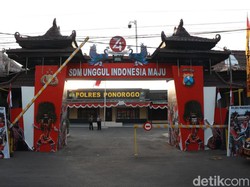 Ada Dua Reog Nongkrong di Depan Polres Ponorogo