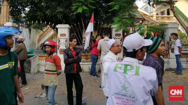 Massa mengepung Asrama Mahasiswa Papua, di Kalasan, Kota Surabaya, didatangi oleh sejumlah kelompok organisasi masyarakat (ormas), Jumat (16/8), karena terprovokasi kabar tak jelas di Whatsapp.