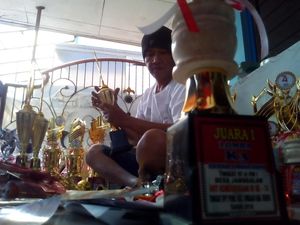 Jelang HUT RI, Perajin Trofi di Kudus Kebanjiran Order