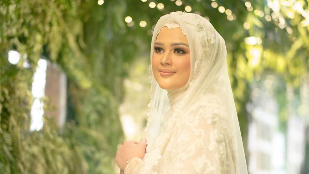 Gaya Hijab Cut Meyriska Saat Pengajian Jelang Menikah, Anggun Serba Putih