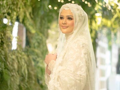 Gaya Hijab Cut Meyriska Saat Pengajian Jelang Menikah, Anggun Serba Putih