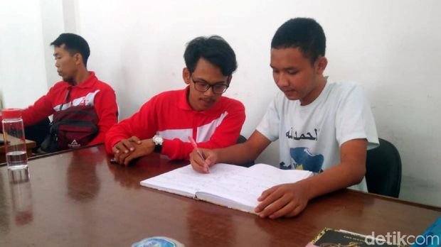 Tolong Aiptu Erwin yang Terbakar, Aksi Pelajar Cianjur Ini Banjir Pujian