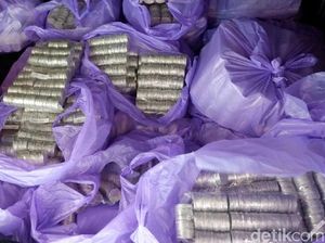 Pasutri Ini Bawa Seabrek Uang Koin untuk Daftar Haji