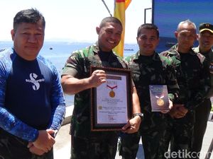 Bendera Merah Putih 3.000 M2 Berkibar di Bawah Laut Manado Sambut HUT RI