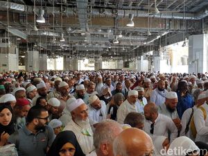Mau Salat Jumat, Jemaah Sesaki Masjidil Haram Sejak Pagi