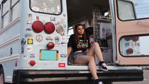 Foto: Dara Cantik Keliling Amerika Naik Mobil Van