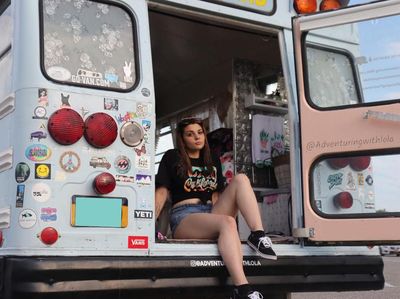 Foto: Dara Cantik Keliling Amerika Naik Mobil Van