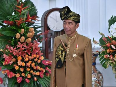 Melihat Lebih Dekat Baju Adat Sasak yang Dipakai Jokowi