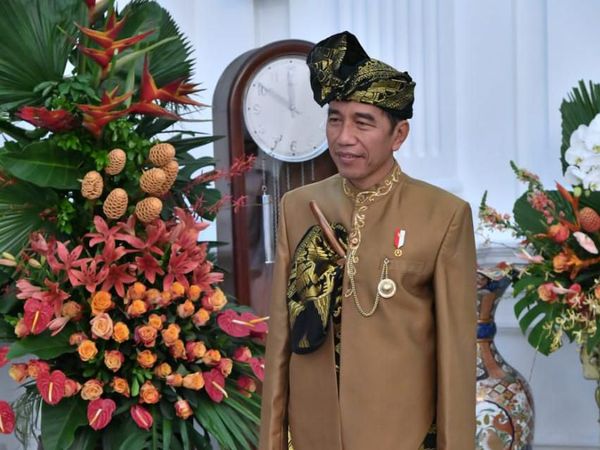 Melihat Lebih Dekat Baju Adat Sasak yang Dipakai Jokowi