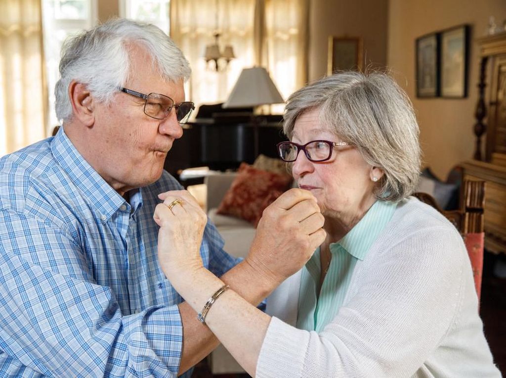 Tiap Tahun Pasangan Ini Makan Kue Pengantinnya Selama 49 Tahun
