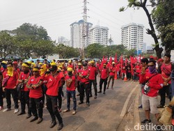 Dihalau ke Gedung DPR, Massa Buruh Unjuk Rasa di Gerbang Pemuda