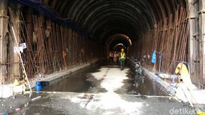 Melihat Terowongan Pengelak Aliran Sungai Bendungan Leuwikeris