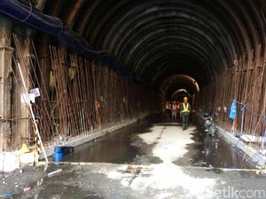 Melihat Terowongan Pengelak Aliran Sungai Bendungan Leuwikeris