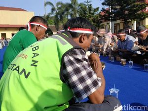 Momen Puluhan Tukang Becak di Pacitan Sarapan Bareng Polisi