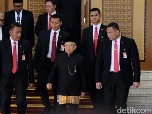 Sandiaga Duduk di Sebelah Maruf: Ganteng Banget Pakai Baju Betawi