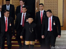 Sandiaga Duduk di Sebelah Maruf: Ganteng Banget Pakai Baju Betawi