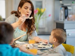 Sering Meniup Makanan atau Minuman Panas? Ini Akibatnya