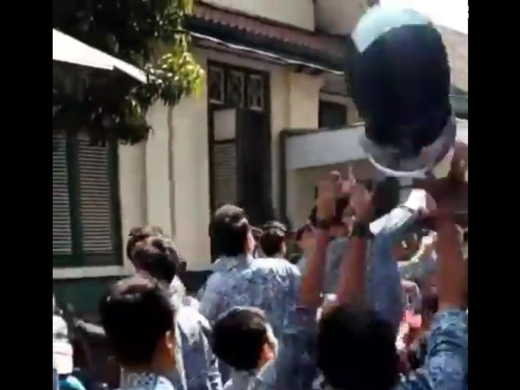 Ribut Siswa SMA 3 Vs SMA 5 Bandung, Helm Beterbangan Ribut Siswa SMA 3 Vs SMA 5 Bandung, Helm Beterbangan