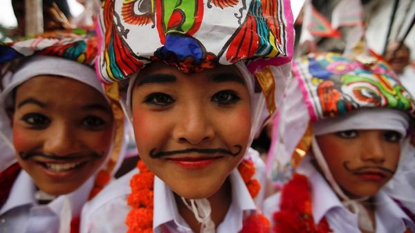 Lucunya Kostum Anak-anak Nepal di Festival Gaijatra
