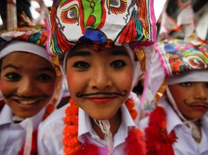 Lucunya Kostum Anak-anak Nepal di Festival Gaijatra
