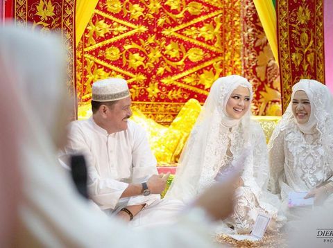 Tips Tinggal Serumah Bersama Mertua seperti Roger Danuarta