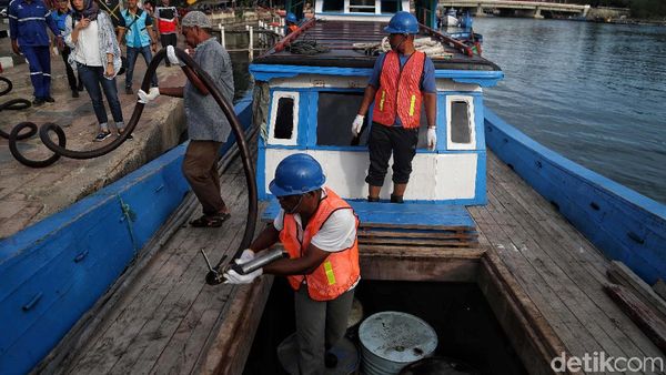 Menjaga Pasokan BBM Agar Listrik di Pulau Nasi Terus Menyala