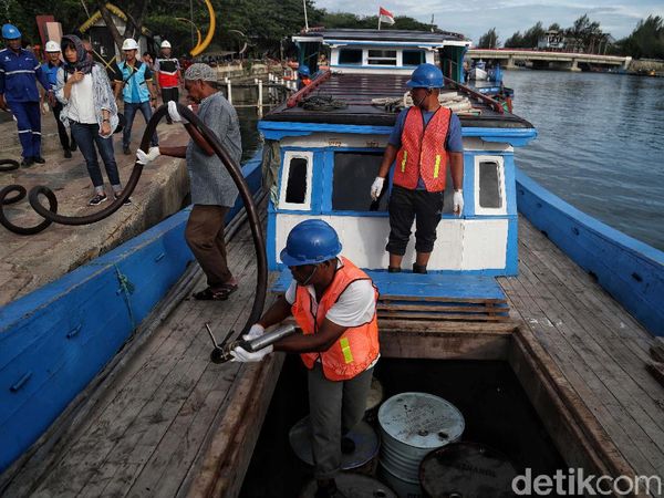 Menjaga Pasokan BBM Agar Listrik di Pulau Nasi Terus Menyala