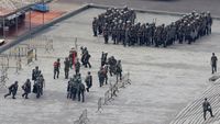 Tentara China Latihan di Perbatasan Hong Kong, Ada Apa?