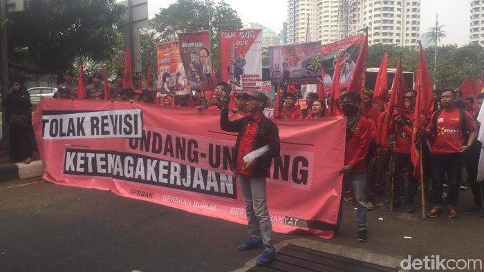 Foto: Massa Buruh Kasbi berdemo RUU Ketenagakerjaan (Ibnu/detikcom)