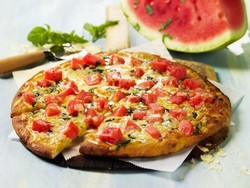 Sering Makan Pizza dengan Topping Semangka, Pria Ini Dikritik Habis