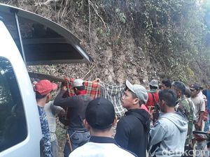 74 Tahun RI Merdeka, Warga Polman Sulbar Masih Gotong Jenazah 15 Km 74 Tahun RI Merdeka, Warga Polman Sulbar Masih Gotong Jenazah 15 Km