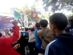 Pria Jas Merah Lempar Plastik Cairan Biru Sebelum 4 Polisi Terbakar