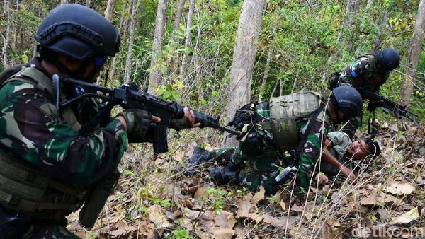 Marinir Indonesia dan AS Kejar Musuh di Hutan Selogiri Banyuwangi