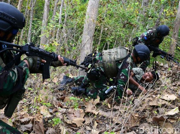 Marinir Indonesia dan AS Kejar Musuh di Hutan Selogiri Banyuwangi
