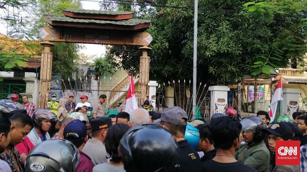 Asrama Mahasiswa Papua, di Surabaya, didatangi oleh sejumlah ormas, Jumat (16/8)