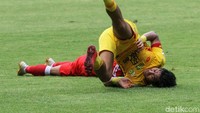 Bhayangkara malah ketiban sial, usai Jajang Mulyana mengalami cedera di menit ke-33.
