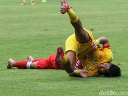 Bhayangkara malah ketiban sial, usai Jajang Mulyana mengalami cedera di menit ke-33.