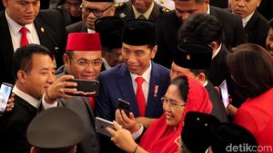 Saat Jokowi Jadi Sasaran Swafoto Anggota Dewan
