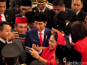 Saat Jokowi Jadi Sasaran Swafoto Anggota Dewan
