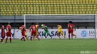 Kemelut di depan gawang Badak Lampung.