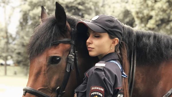 Kepincut Gaya Daria, Wanita Cantik di Divisi Polisi Berkuda Rusia
