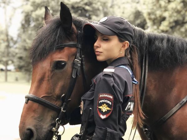 Kepincut Gaya Daria, Wanita Cantik di Divisi Polisi Berkuda Rusia