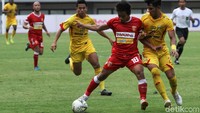 Duel banyak terjadi di lini tengah.