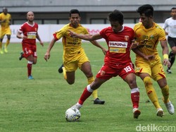 Duel banyak terjadi di lini tengah.
