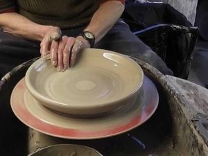 Kurangi Plastik, Warga India Mulai Sajikan Makanan di Piring Tanah Liat