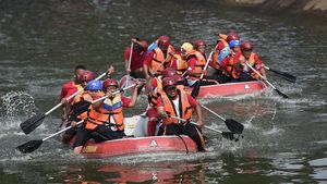 Intip Keseruan Lomba Dayung di Sungai Ciliwung