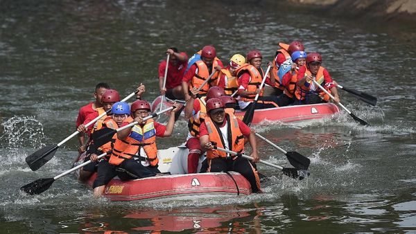 Intip Keseruan Lomba Dayung di Sungai Ciliwung