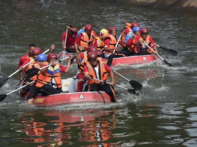 Intip Keseruan Lomba Dayung di Sungai Ciliwung