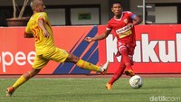 Dari luar kotak penalti, gelandang Badak Lampung itu melepaskan tembakan kaki kiri yang membuat bola memantul tanah dan menembus gawang Bhayangkara. Skor 1-0.